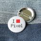 Preview: Ansteckbutton I love Pixel auf Jeans mit Rückseite